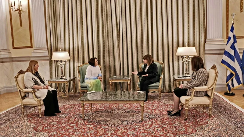 La présidente de la Grèce, Katerina Sakellaropoulou, reçoit l'ambassadrice vietnamienne Pham Thi Thu Huong. Photo : baoquocte.vn