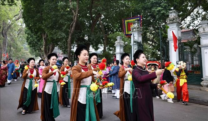  Le Têt vietnamien n'est pas seulement une occasion de raviver les beaux souvenirs du Têt d'antan, mais aussi un événement culturel visant à présenter aux amis internationaux un Vietnam riche en identité, accueillant et chaleureux. Photo d'illustration : VNA. 