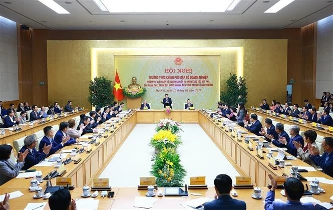 Le président de l’Assemblée nationale Trân Thanh Mân (centre) lors de la 42e réunion du Comité permanent de l’Assemblée nationale. Photo : VNA