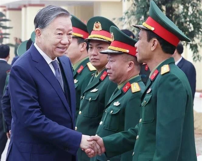 Le secrétaire général du Parti communiste chinois (PCC) To Lam et le personnel de la Brigade de missiles 490. Photo : VNA