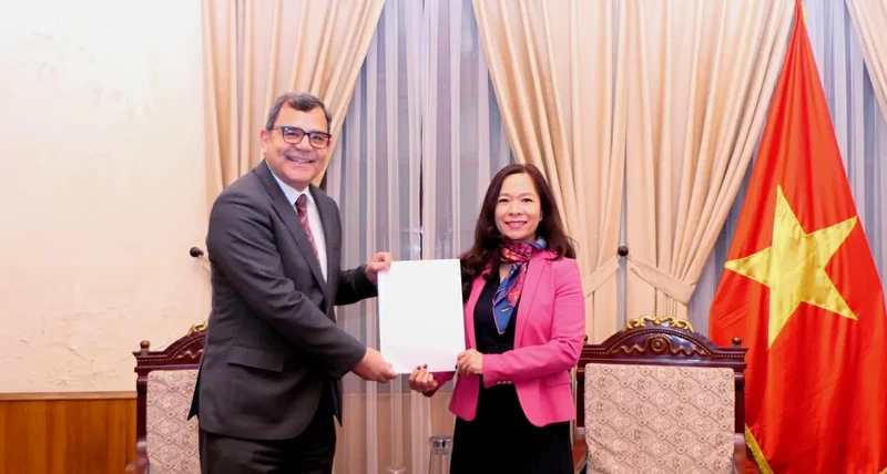 La directrice par intérim du département du protocole d’État, Phan Kiêu Nga (à droite) et le nouvel ambassadeur de Grèce au Vietnam, Antonios Papakostas (à gauche). Photo : baoquocte.vn