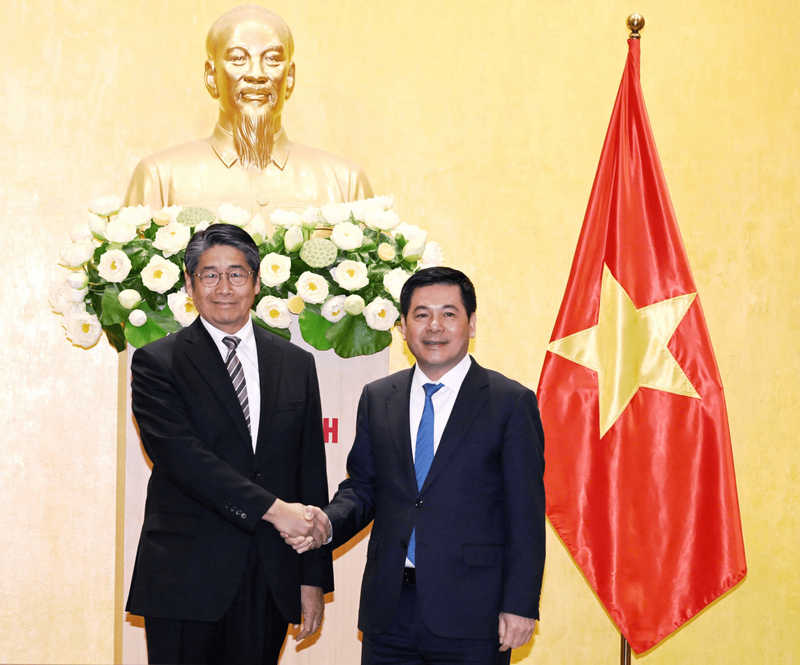 Le ministre du Commerce et de l'Industrie, Nguyên Hông Diên (à droite) et l’ambassadeur du Japon au Vietnam, Ito Naoki (à gauche). Photo: moit.gov.vn