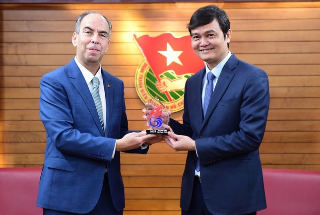 Le nouvel ambassadeur de Cuba au Vietnam, Rogelio Polanco Fuentes (à gauche) et le Premier secrétaire du Comité central de l’Union de la Jeunesse communiste Hô Chi Minh, Bùi Quang Huy (à gauche). Photo: tienphong.vn