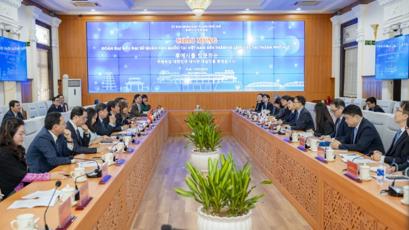 Les dirigeants du Comité populaire de la ville de Huê reçoivent la délégation de travail de l'ambassade de R. de Corée au Vietnam. Photo : hue.gov.vn