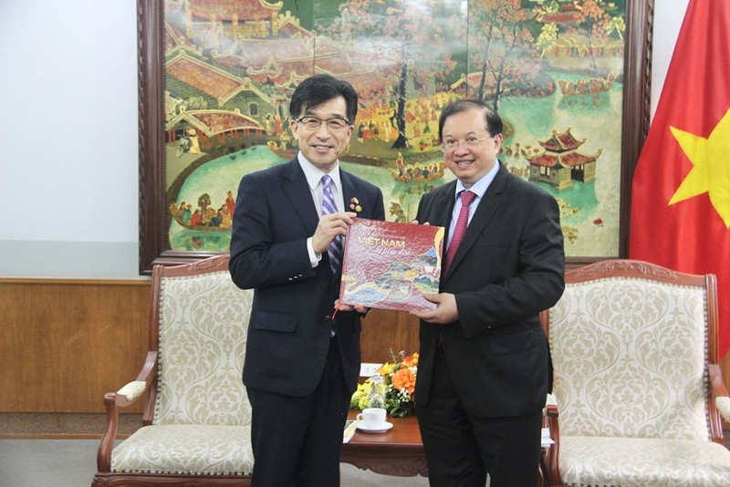 Le vice-ministre de la Culture, des Sports et du Tourisme, Ta Quang Dông (à droite) et le maire de la ville japonaise de Fukushima, Kohata Hiroshi (à gauche). Photo : toquoc.vn