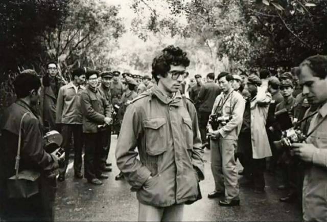 Le journaliste Dunai Péter (au centre) lors d'un échange de prisonniers à l'hiver 1982 à la frontière Vietnam-Chine. Photo : baoquocte.vn