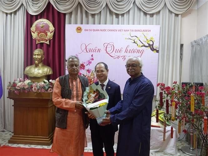 Md. Shah Alam, président du Parti communiste du Bangladesh (gauche) félicite la tenue de cette cérémonie. Photo : VNA.