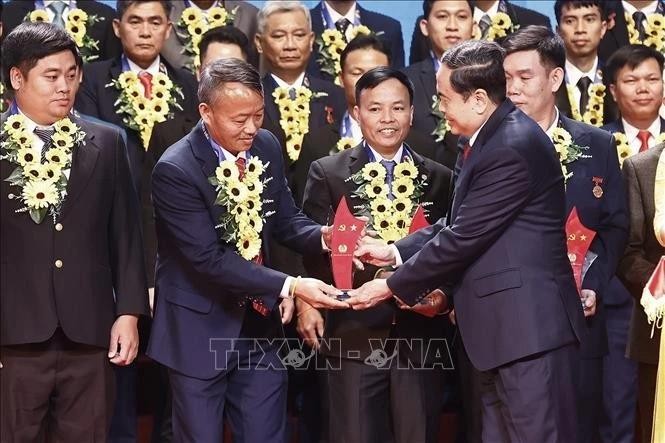 Le président de l’Assemblée nationale Trân Thanh Mân honore 95 travailleurs exceptionnels qui sont membres du Parti. Photo : VNA.