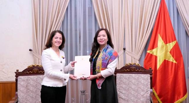 La directrice par intérim du Département du Protocole d'État, Phan Kiêu Nga (à droite) et l'ambassadrice désignée de Colombie au Vietnam, Camila María Polo Floréz (à gauche). Photo : baoquocte.vn