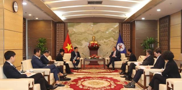 La séance de travail entre le directeur général de l’EVN et l’ambassadeur de France au Vietnam. Photo: congthuong.vn