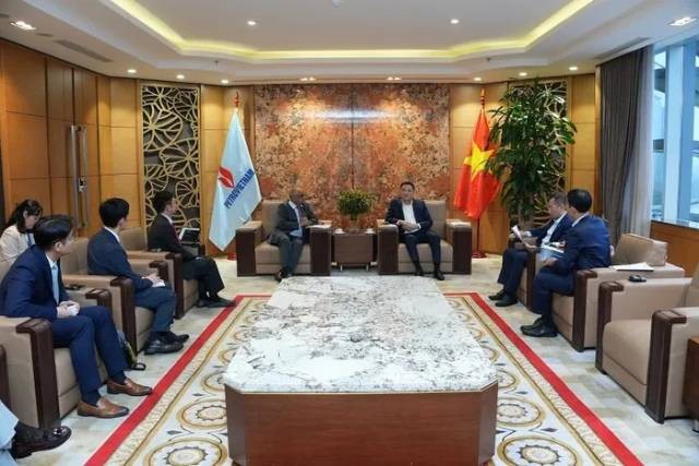 La vue générale de la séance de travail entre me directeur général de Petrovietnam, Lê Ngoc Son et le directeur national de la Banque asiatique de développement (ADB) au Vietnam, Shantanu Chakraborty. Photo: petrovietnam.petrotimes.vn 