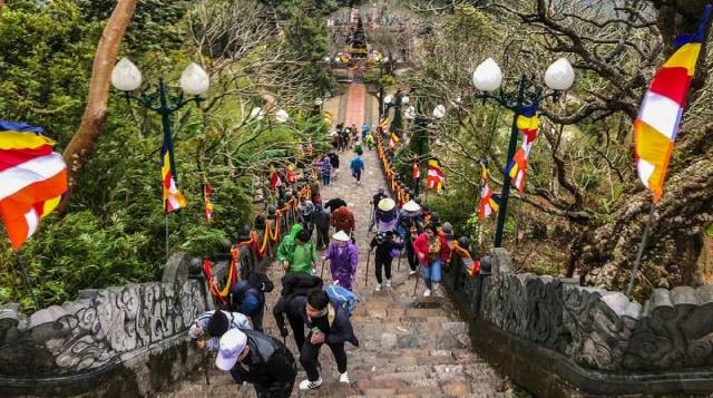 Les visiteurs dans les destinations spirituelles prisées de Quang Ninh. Photo : VOV.vn