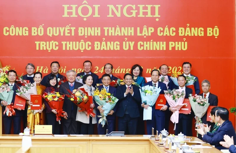 Le Premier ministre Pham Minh Chinh remet les décisions aux organisations du Parti relevant du Comité du Parti du Gouvernement. Photo : VNA.