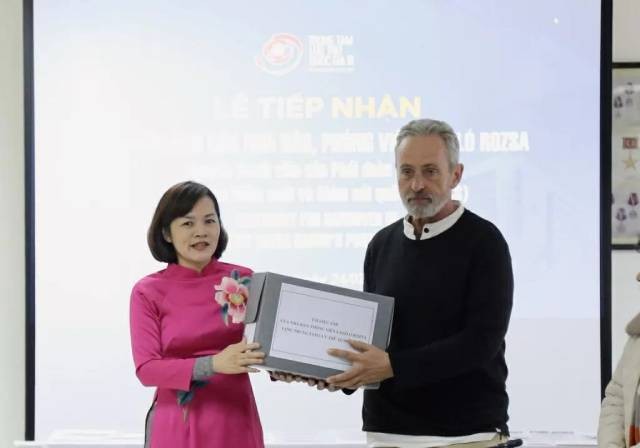 La directrice du Centre des Archives nationales III, Trân Viêt Hoa, reçoit le fonds documentaire de la famille de l'ancien journaliste László Rozsa. Photo : thoidai.com.vn