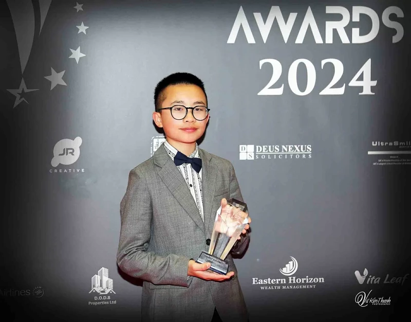 Nam Khanh a reçu le prix "Jeune Talent" lors de la cérémonie des Vietnam International Awards organisée à Londres, au Royaume-Uni. Photo : baoquocte.vn