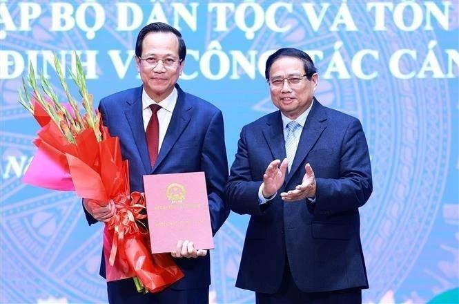 Le nouveau ministre des Affaires ethniques et religieuses Dao Ngoc Dung (à gauche). Photo : VNA.