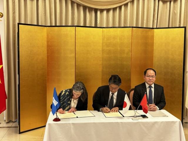 Cérémonie de signature de l'accord d'échange pour lancer l'initiative de renforcement des capacités de soutien à l'innovation du Centre national d'innovation. Photo : Ambassade du Japon au Vietnam.