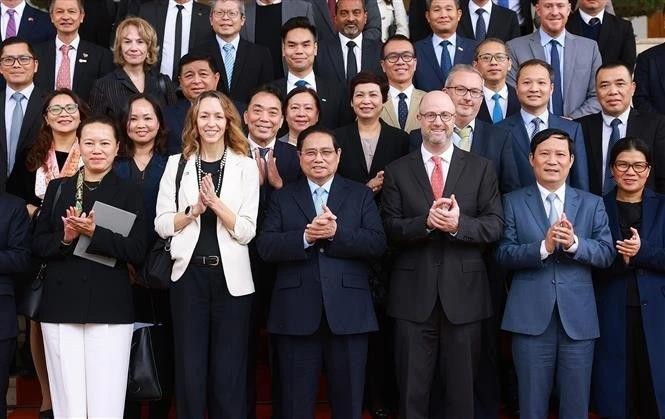 Le Premier ministre Pham Minh Chinh (au milieu) a présidé samedi matin 1er mars à Hanoï un échange de vue avec des entreprises américaines. Photo : VNA. 