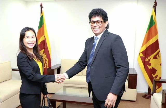 L'ambassadrice du Vietnam au Sri Lanka, Trinh Thi Tâm (à gauche) et le ministre sri-lankais du Commerce, du Commerce extérieur, de la sécurité alimentaire et du développement des coopératives, Wasantha Samarasinghe (à droite). Photo : baoquocte.vn