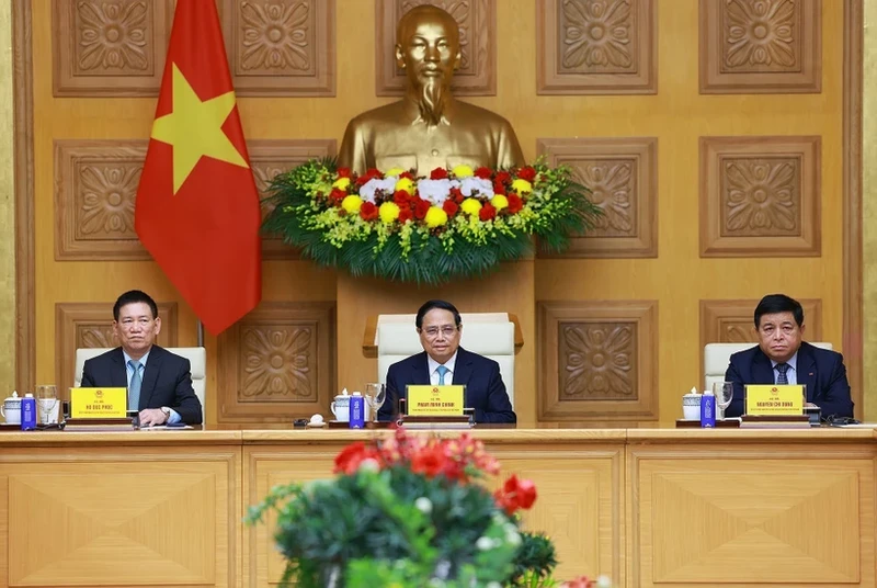 Le Premier ministre vietnamien, Pham Minh Chinh (au milieu) préside une rencontre avec des représentants des entreprises européennes. Photo : VNA.