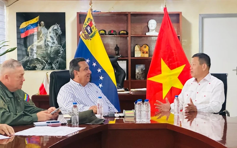 L'ambassadeur du Vietnam au Venezuela, Vu Trung My (droite) et Gerardo Márquez, gouverneur de l'État de Trujillo. Photo : VNA.