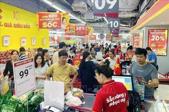 Des gens font leurs courses dans un supermarché Winmart. Photo : VNA.