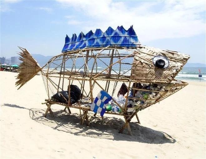 Un modèle de poisson géant collecte des déchets plastiques sur la plage de My Khe (Da Nang). Photo : VNA.