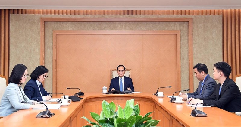 Le vice-Premier ministre et ministre des Affaires étrangères (AE) du Vietnam, Bui Thanh Son, a eu une conversation téléphonique avec le ministre turc des AE, Hakan Fidan. Photo : VNA.