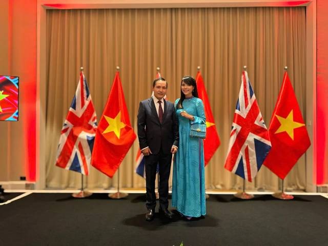 La jeune réalisatrice passionnée et talentueuse résidant au Royaume-Uni, Hân Lê (à droite) et l'ambassadeur du Vietnam au Royaume-Uni, Dô Minh Hùng (à gauche). Photo : baoquocte.vn