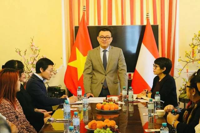 L'ambassadeur Vu Lê Thai Hoàng et des scientifiques, experts et jeunes entrepreneurs vietnamiens lors de la séance de travail. Photo : baoquocte.vn