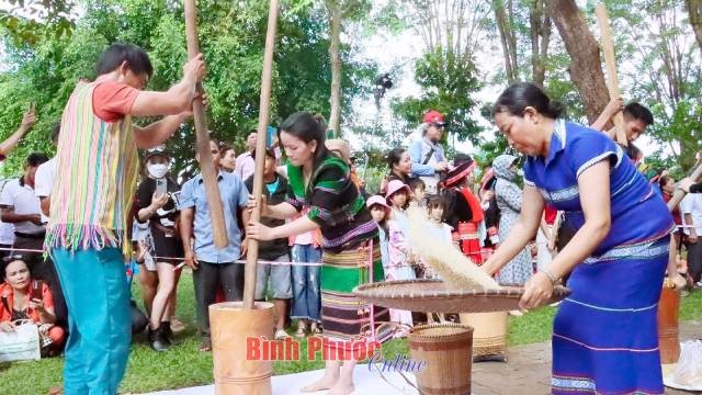 Le concours de pilage du riz reconstitue l'image des habitants S’tiêng du village de Bom Bo pilant du riz pour nourrir les soldats pendant les années de résistance contre les États-Unis pour sauver la Patrie. Photo : baobinhphuoc.com.vn