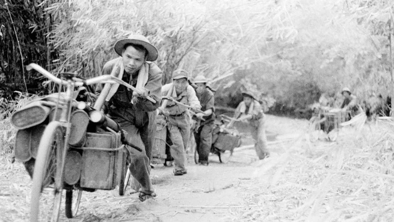 Par tous les moyens rudimentaires et motorisés, les soldats du transport ont acheminé des marchandises pour soutenir la campagne (en 1975). Photo : VNA. 