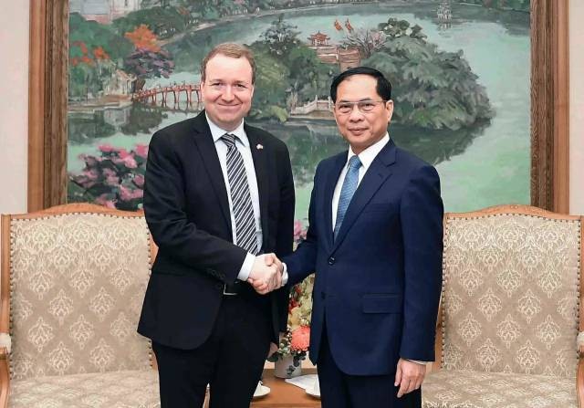 Le vice-Premier ministre et ministre des Affaires étrangères Bùi Thanh Son (à droite) et le président de la Commission des affaires étrangères du Parlement danois, Michael Aastrup Jensen (à gauche). Photo: baoquocte.vn