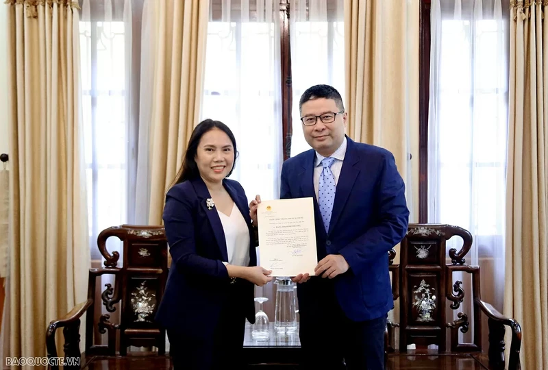 Le directeur du Département consulaire, Doan Hoàng Minh (à droite) et la consule honoraire de la République du Costa Rica à Hô Chi Minh-Ville, Dang Thi Minh Phuong (à gauche). Photo : baoquocte.vn