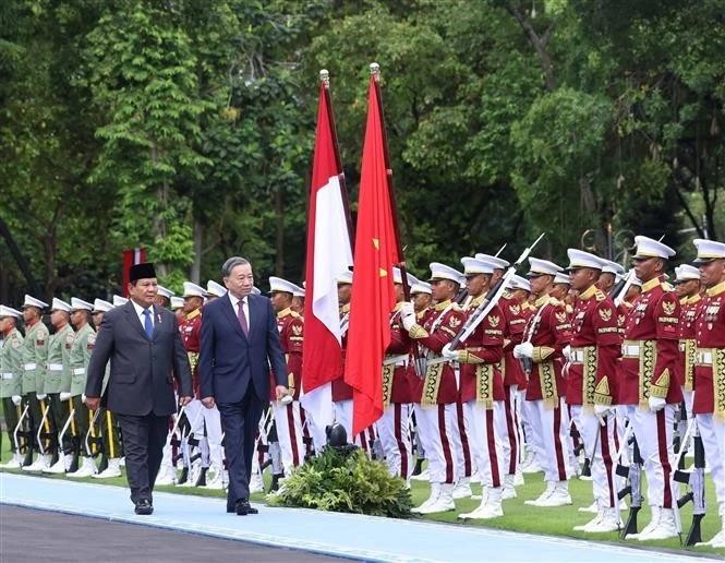 Après une revue de la garde d'honneur et les présentations officielles, Tô Lâm et Prabowo Subianto se sont entretenus en privé avant de présider une réunion de haut niveau. Photo : VNA.