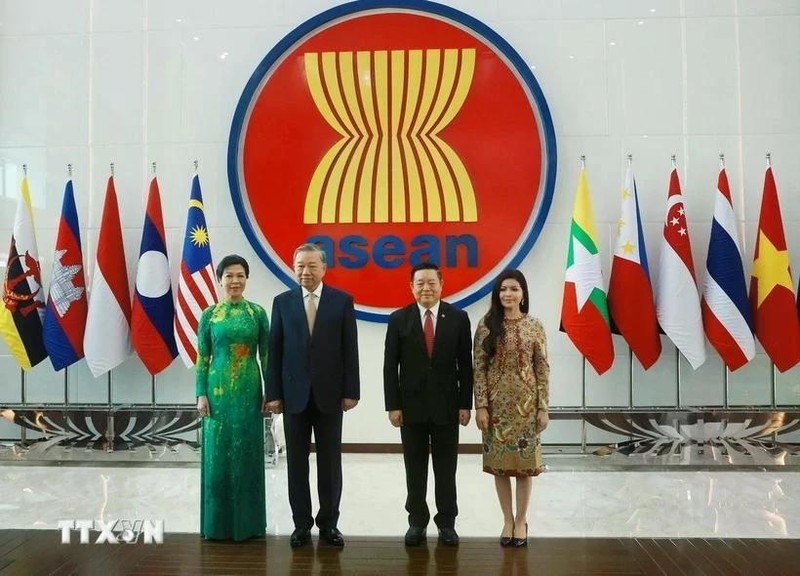 Le SG du PCV Tô Lâm (2e de gauche à droite) et son épouse effectuent une visite au Secrétariat de l'ASEAN. Photo : VNA.