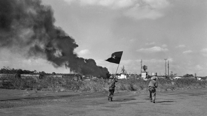 Les forces de libération ont avancé pour prendre l'aéroport Hòa Binh dans la ville de Buôn Ma Thuôt en 1975. Photo : VNA.