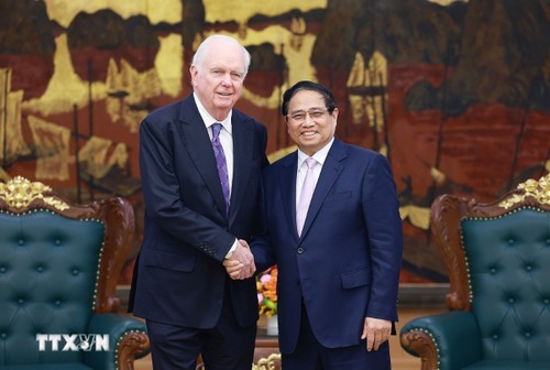 Le Premier ministre Pham Minh Chinh (à droite) et le professeur Thomas Vallely, conseiller principal sur le Vietnam à l’Institut de l’Asie du Sud-Est de l’université Columbia (États-Unis). Photo : VNA.