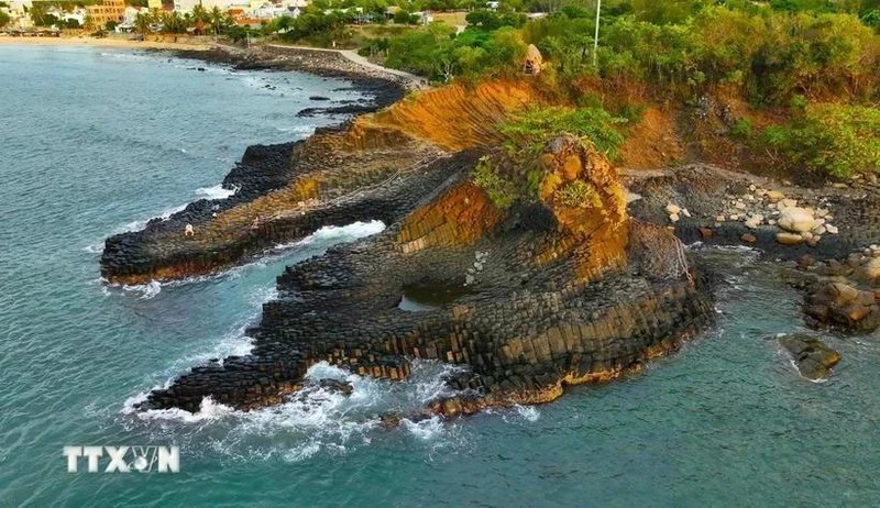 Falaise Da Dia se trouve dans la commune d'An Ninh Dong, district de Tuy An, province de Phu Yen. Photo : VNA. 