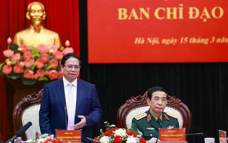 Le Premier ministre Pham Minh Chinh (debout) travaille avec le Groupe de l’industrie et des télécommunications de l’Armée (Viettel). Photo : VNA.