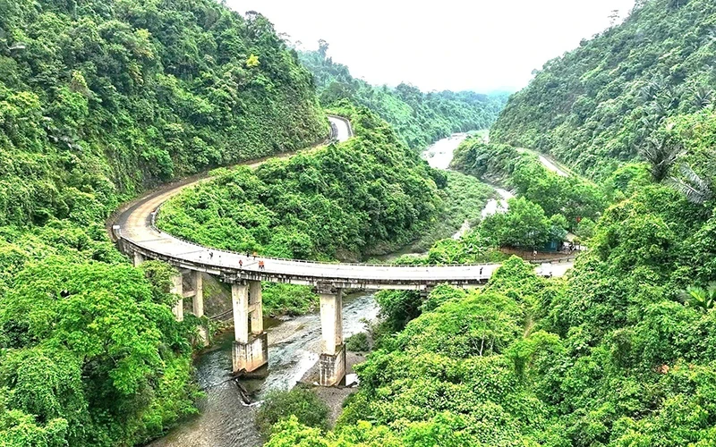 La branche ouest de la route Hô Chi Minh traverse le district de Lê Thuy, province de Quang Binh (au Centre). Photo : nhandan.vn