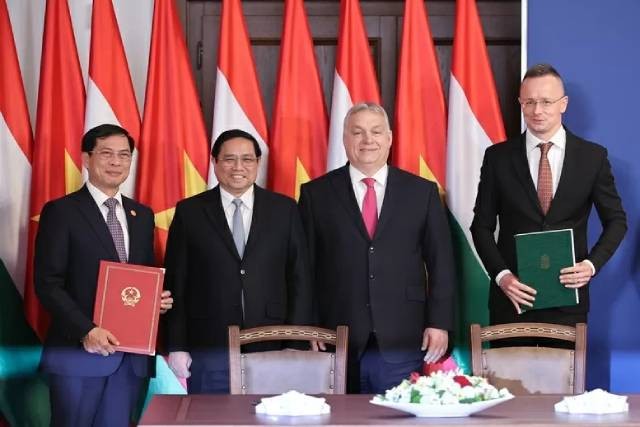  Le Premier ministre vietnamien Pham Minh Chính (2e, de gauche à droite) et le Premier ministre hongrois Viktor Orbán ont assisté à la cérémonie de signature des documents de coopération entre le ministère des Affaires étrangères du Vietnam et le ministère des Affaires étrangères et de l'Économie extérieure de la Hongrie, à Budapest, le 18 janvier 2024. Photo : VGP. 