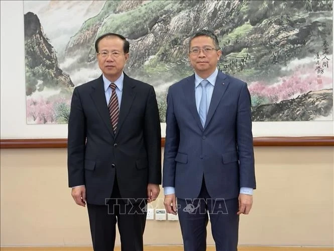 L'ambassadeur du Vietnam en Chine, Pham Thanh Binh (droite) et le vice-président du Comité des Affaires étrangères de l'Assemblée populaire nationale chinois, Fu Ziying. Photo : VNA. 