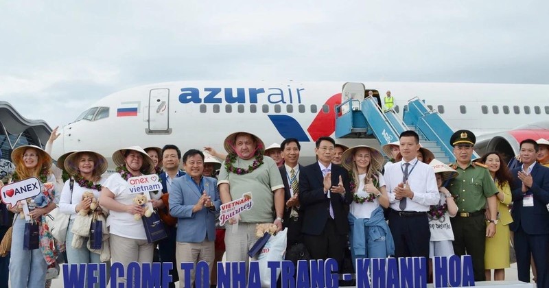 Un vol charter amène des touristes russes à Nha Trang. Photo : VNA.