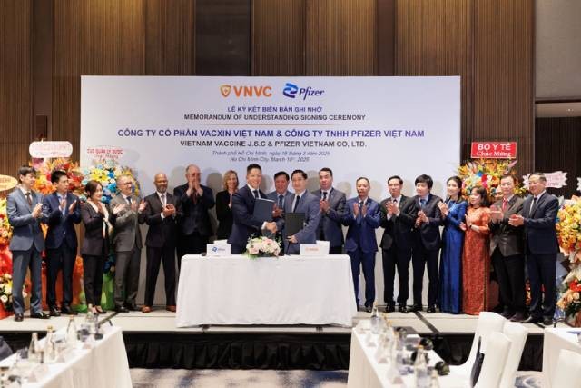 Cérémonie de signature d'un mémorandum de coopération visant à promouvoir le partage des connaissances dans la production de vaccins au Vietnam. Photo: VGP