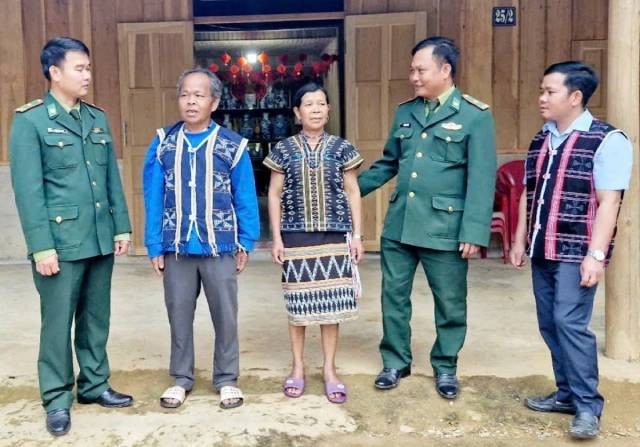 Le poste de garde-frontière Tr’hy offre une maison à la famille de Hôih Dâu, issu de l’ethnie Co Tu, résidant dans la commune de Tr’hy, district montagneux de Tây Giang, province de Quang Nam. Photo: VOV