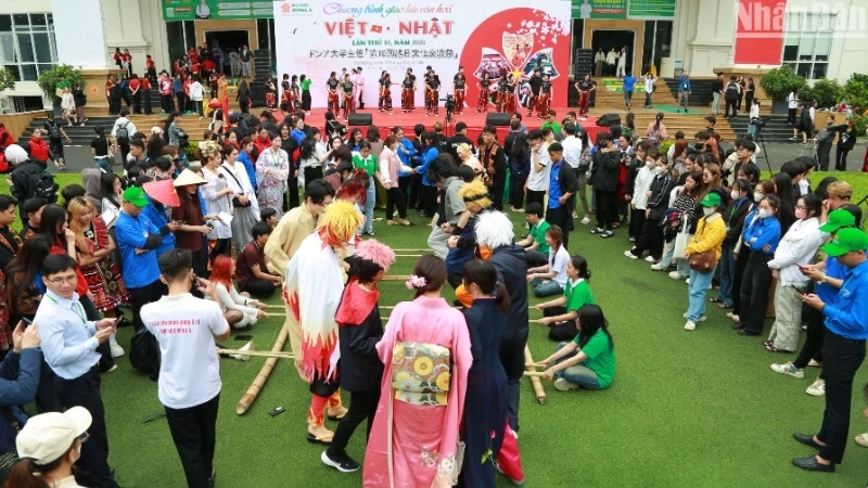 La 10ᵉ édition du programme d’échanges culturels Vietnam-Japon de l’Université Dông A a attiré un grand nombre d’élèves et d’étudiants. Photo: nhandan.vn 