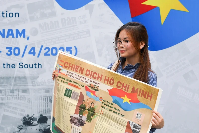 Les lecteurs font leur check-in avec le supplément au sein de l'exposition interactive du Journal Nhân Dân