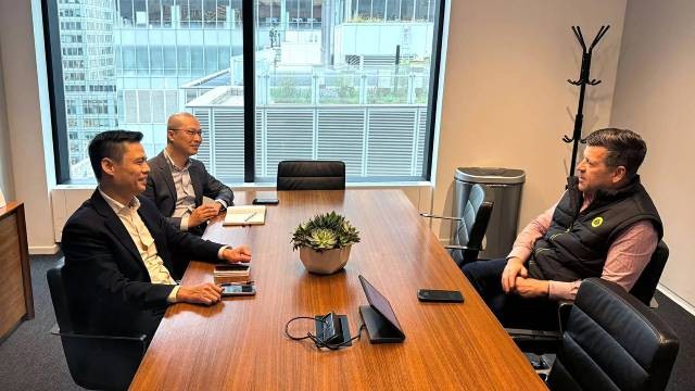 L’ambassadeur Dang Hoang Giang, chef de la Mission permanente du Vietnam auprès des Nations unies travaille avec Bob McCooey, vice-président de Nasdaq. Photo : baoquocte.vn