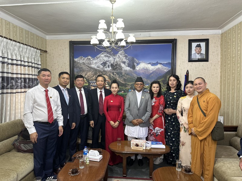 Le président de l'Assemblée nationale du Népal, M. Ganesh Prasad Timilsina (5e à partir de la droite), pose pour une photo souvenir avec la délégation de l’Association d’Amitié Vietnam - Népal, le 8 mai 2023. Photo : baoquocte.vn